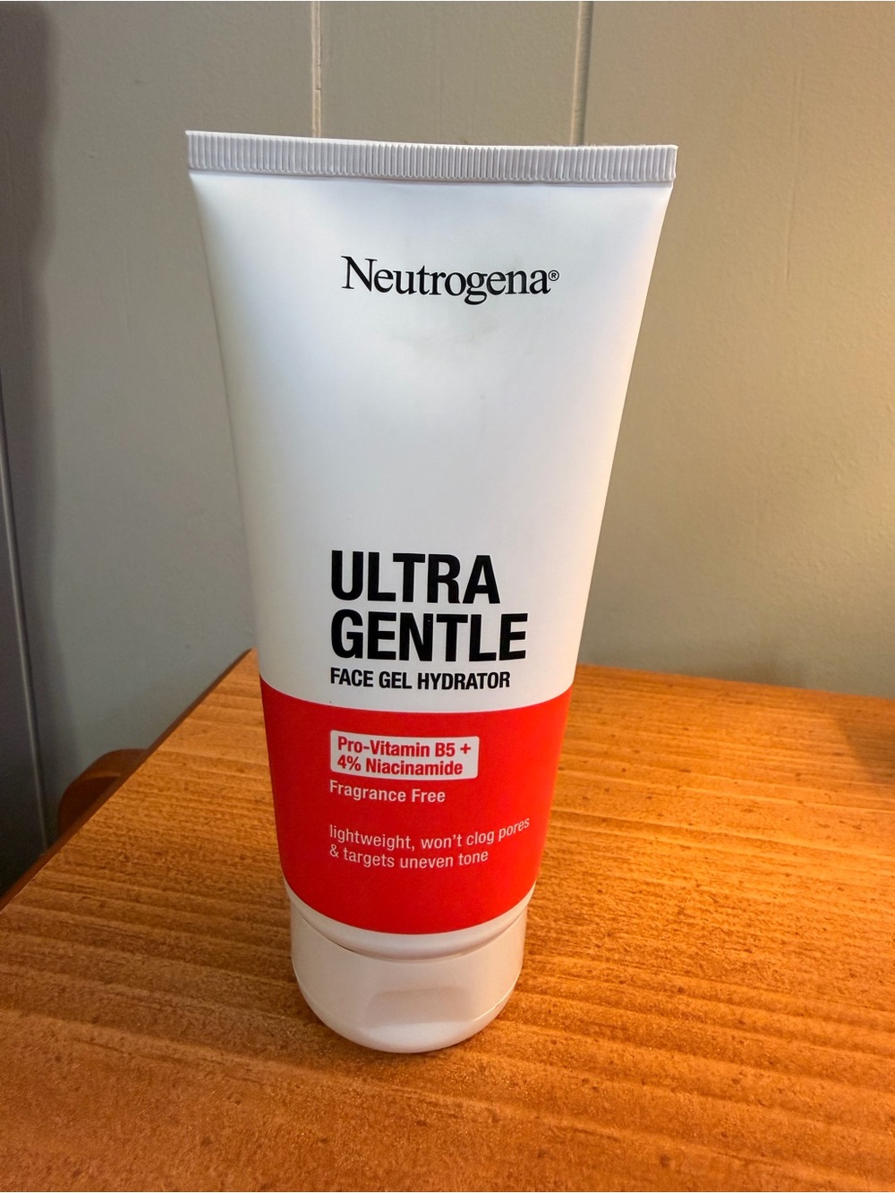 Neutrogena Ultra Gentle Face Gel Hydrator - White & Red